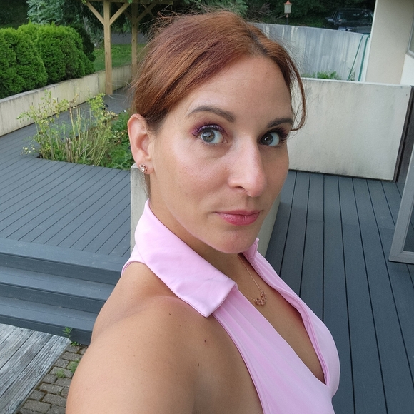 Meet your Posher, Jenn Aka Quinny - Picture 3 of 13